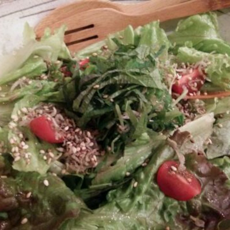 カリカリじゃこサラダ(タイ料理＆パクチー酒場 居空間)