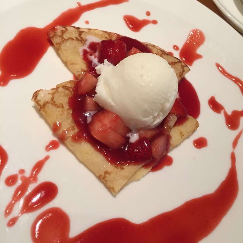 バニラアイスとジェラートのクレープ包み たっぷりのソース	(コーヒーショップ ダイニングカフェ カメリア （CAMELLIA）)