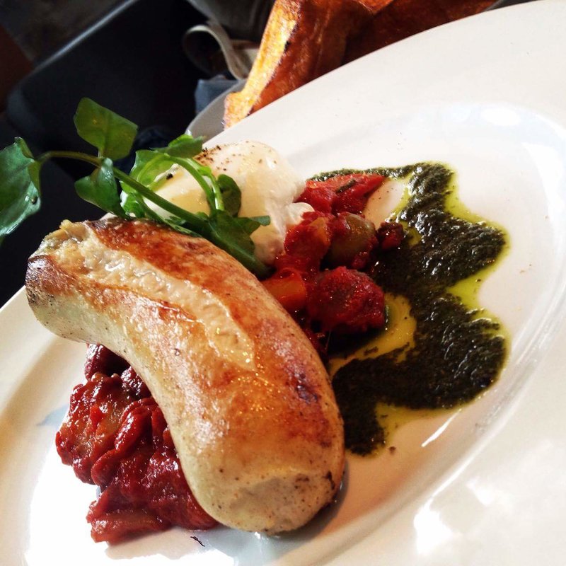 カポナータとソーセージ、ポーチドエッグ(マーサーブランチ)