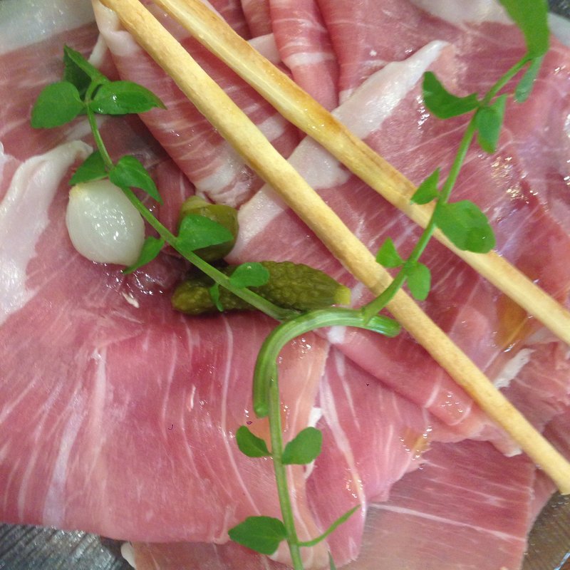 山盛りパルマ産プロシュートとグリッシー二(俺のフレンチ・イタリアン 松竹芸能 角座広場)