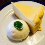 ケーキセット　ニューヨークチーズケーキ(ブーガルーカフェ 四条店 （boogaloo cafe）)