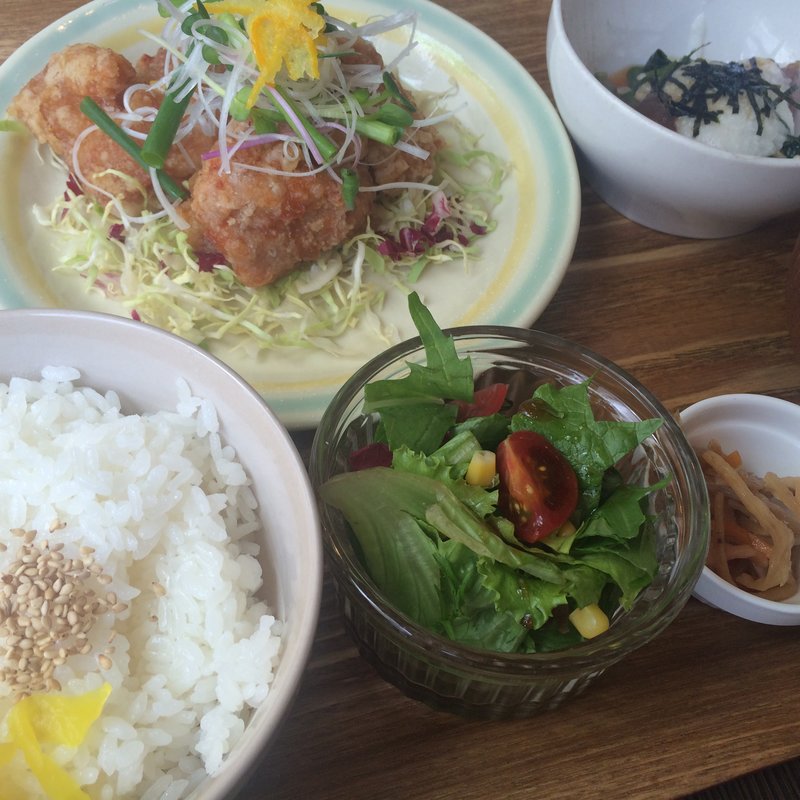 さっぱり柚子のユーリンチーと山かけまぐろ定食(hole hole cafe＆diner 池袋 （ホレホレ カフェアンドダイナー）)