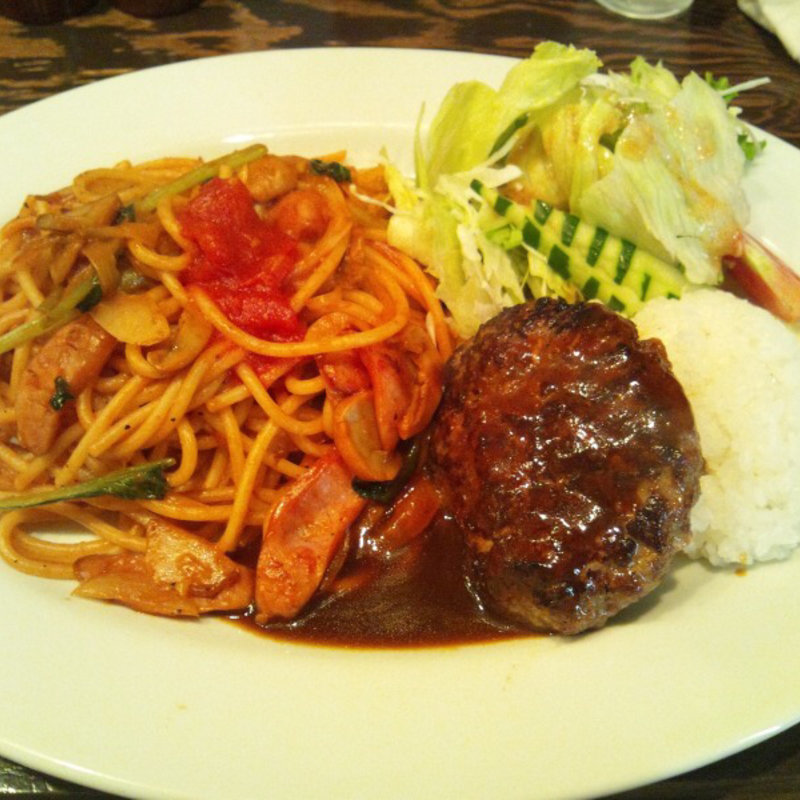 和牛ハンバーグと大人のナポリタン(ひいき屋)