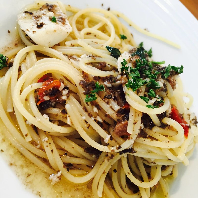 イカ、オリーブペースト、ドライトマトのアーリオオーリオ(イル・ヴィナイオ)