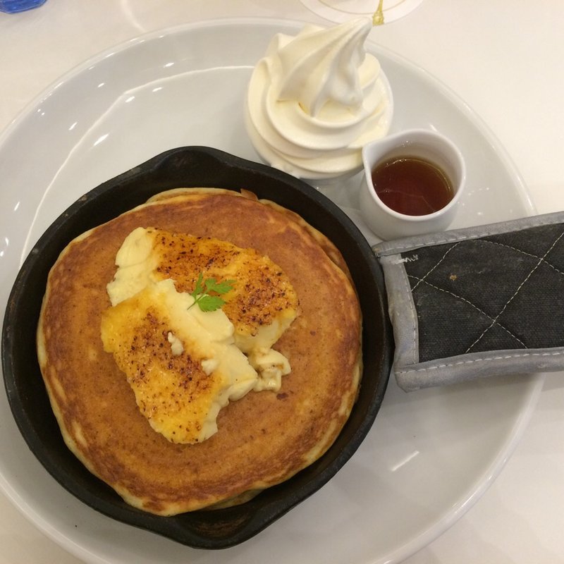 クレームブリュレ窯出しフレンチパンケーキ ～北海道生乳ソフトクリーム添え～(Butter Premium ららぽーと横浜店)