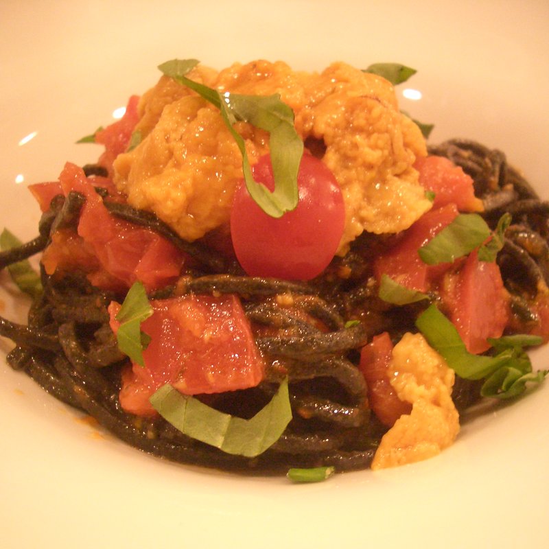 生ウニとフレッシュトマトのイカスミ入りタリオリーニ(オステリア ガウダンテ 大阪駅前第4ビル店)