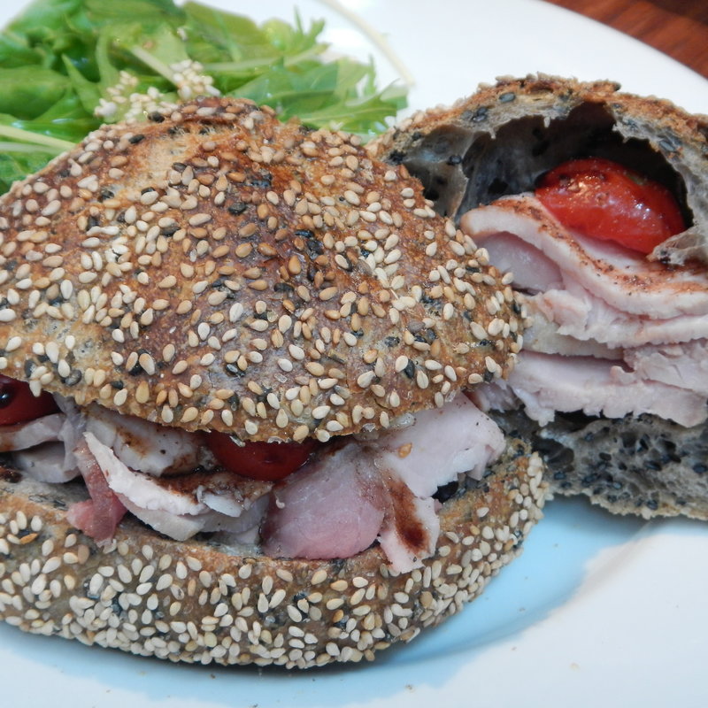 サンドウィッチローストポーク（胡麻パン）(まちのパーラー)
