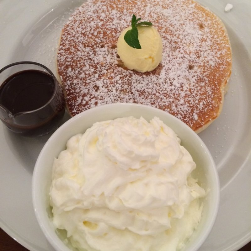 バターミルクパンケーキ（hurf）ホイップクリームトッピング(Cinnamon's Restaurant)