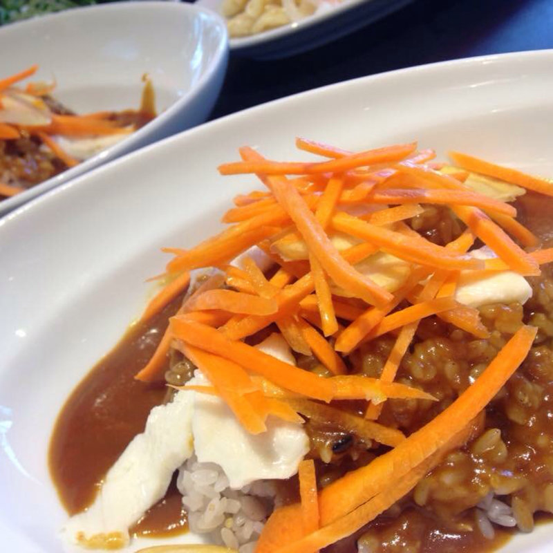 野菜とカレーを食べるランチ(ソッシュ・ザ・マーケットバール （SOSH THE MARKET BAR）)