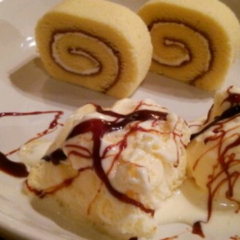ロールケーキのアイスクリーム添え(チャボ （cha -bo）)