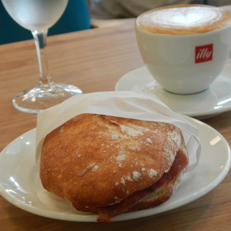 生ハムとパルジャミーノのパニーニ(パンとエスプレッソと)