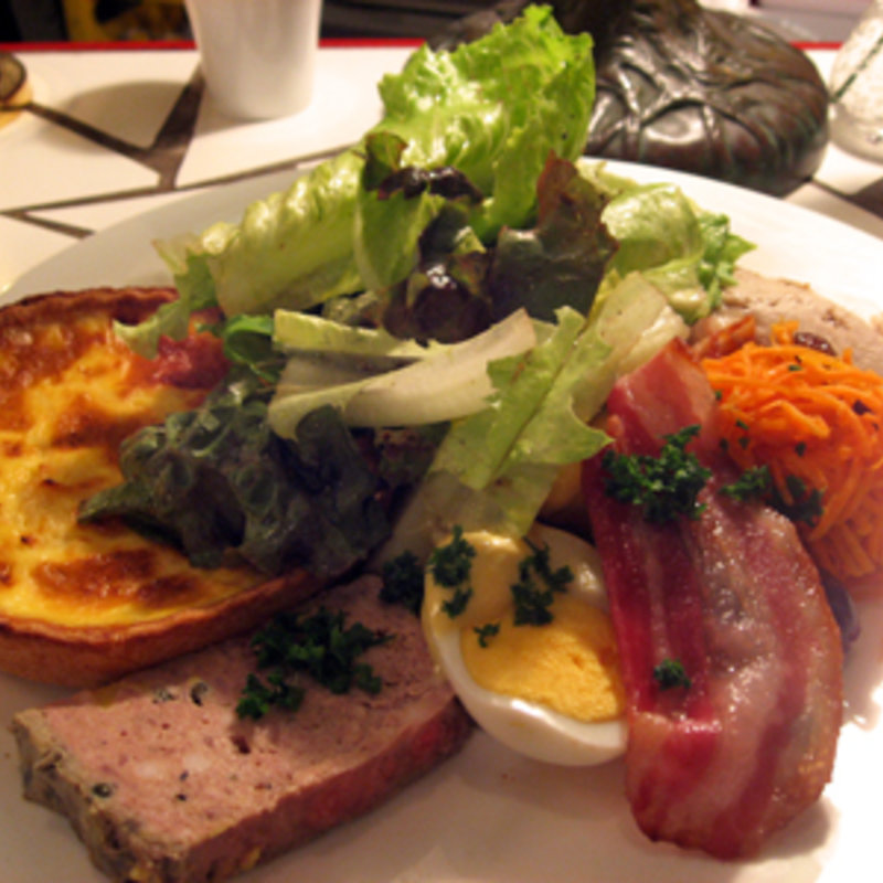 タマネギのキッシュ　サラダ(ブラッスリー・アルティザン)