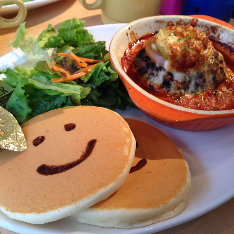 トマトとアボガドのオーブン焼きハンバーグ(パンケーキデイズ 原宿店 )