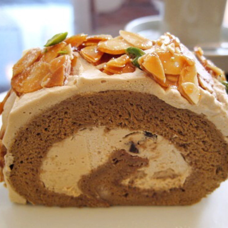 コーヒーとキャラメルアーモンドのロールケーキ(quatre cafe （キャトルカフェ）)