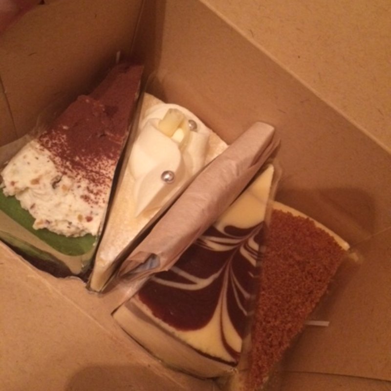 チーズケーキ各種（左からピスタチオ・エッグノッグ・NY・マーブル）(パパジョンズイータリー)