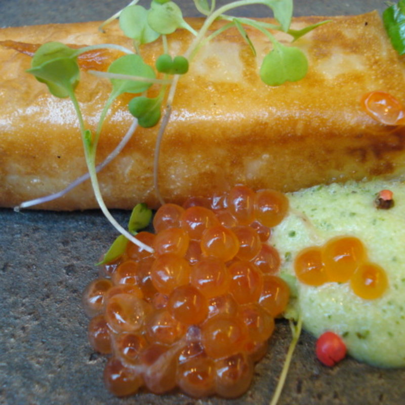 サーモンのパイ包み焼き　イクラ添え(イル ギオットーネ ディ ピュー)