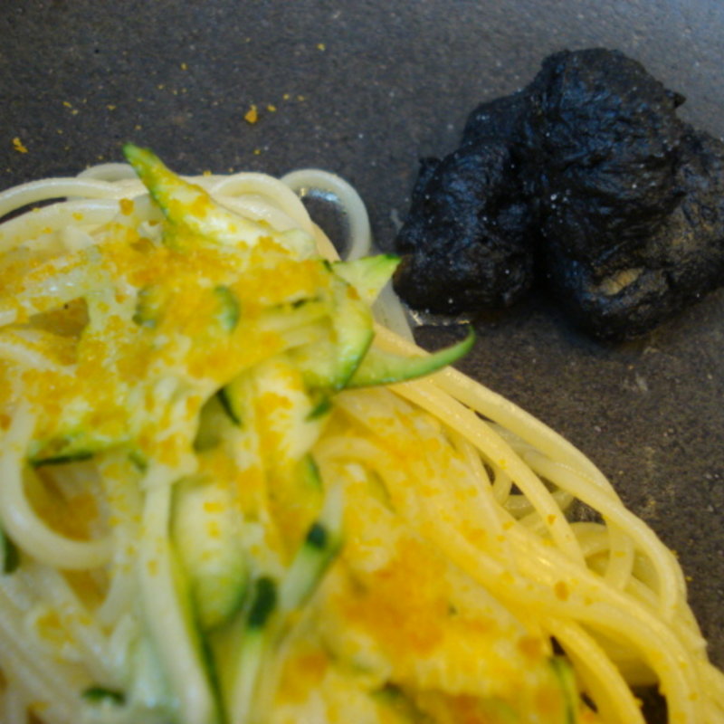 キュウリとカラスミのカッペリーニ　マテ貝とともに(イル ギオットーネ ディ ピュー)