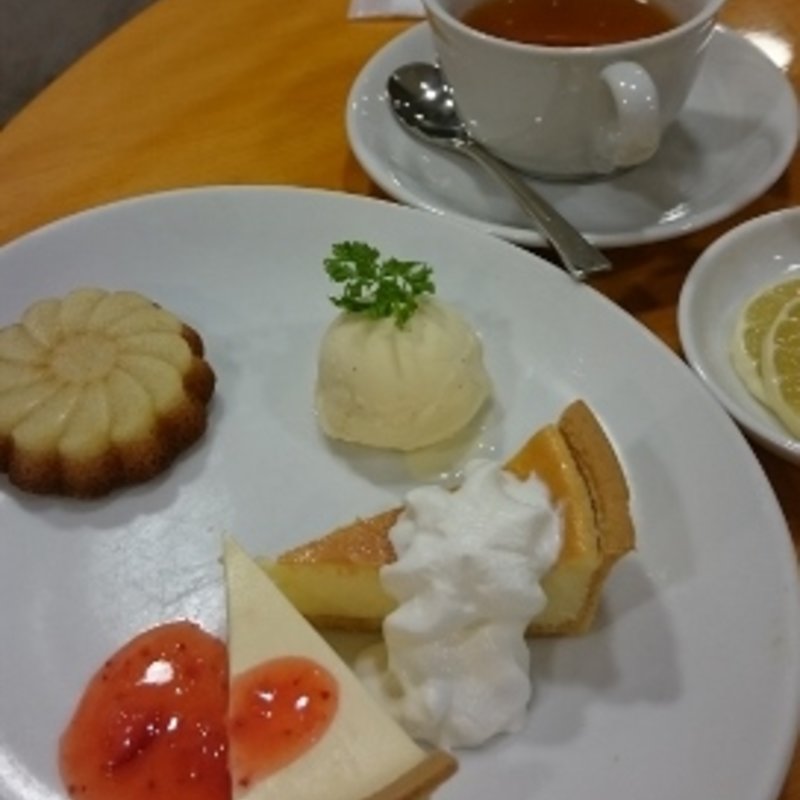 3品も盛り合わせケーキセット(カフェ モロゾフ あべのand店 （Cafe Morozoff）)