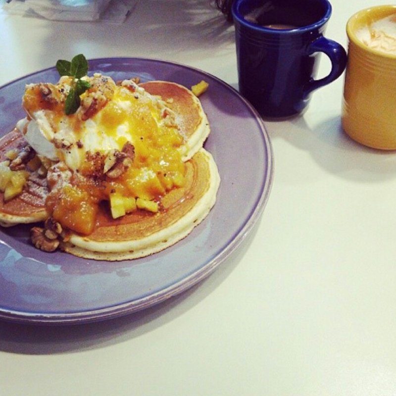 マンゴーパインとキャラメルナッツのパンケーキ(elk 京都河原町店 )