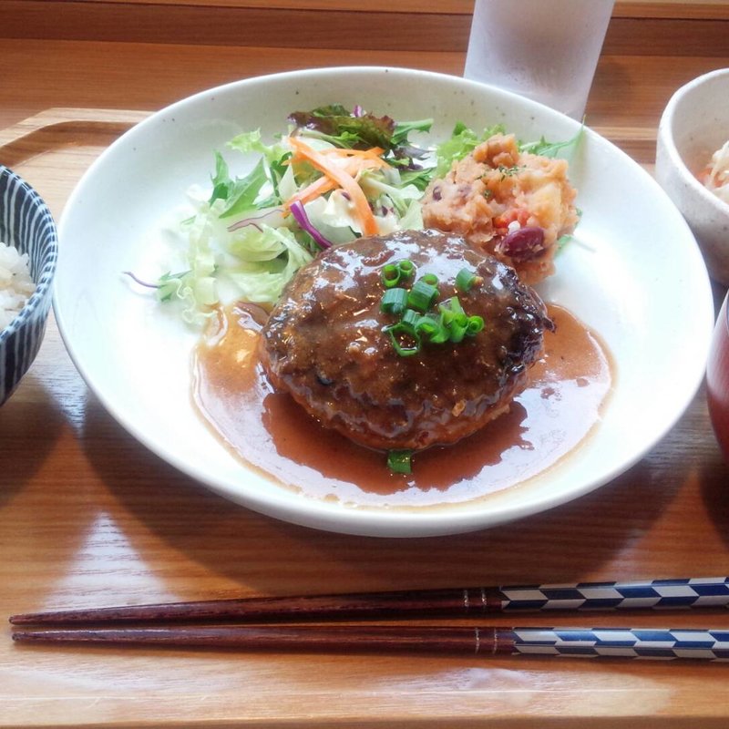 マメフク御膳(ゴボウたっぷり味噌煮込みハンバーグ)(Mamefuku)