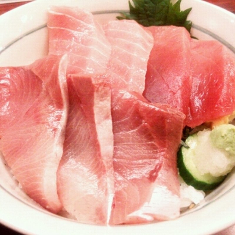 鰤、中トロ丼(海鮮丼 大江戸 築地市場内店 （かいせんどん おおえど）)