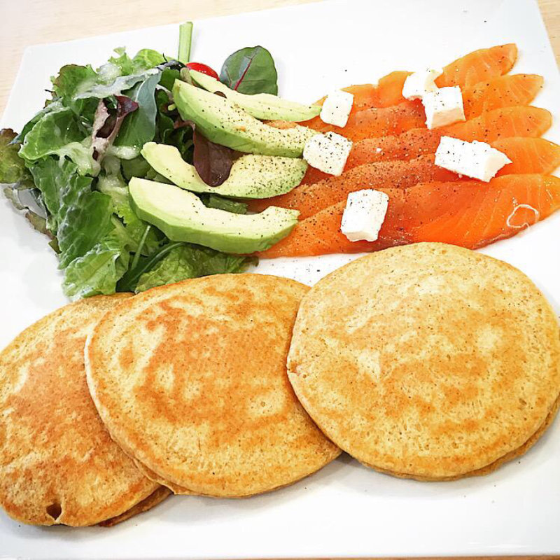 サーモンとアボカドのクリームチーズパンケーキ(幸せのパンケーキ 本町店)