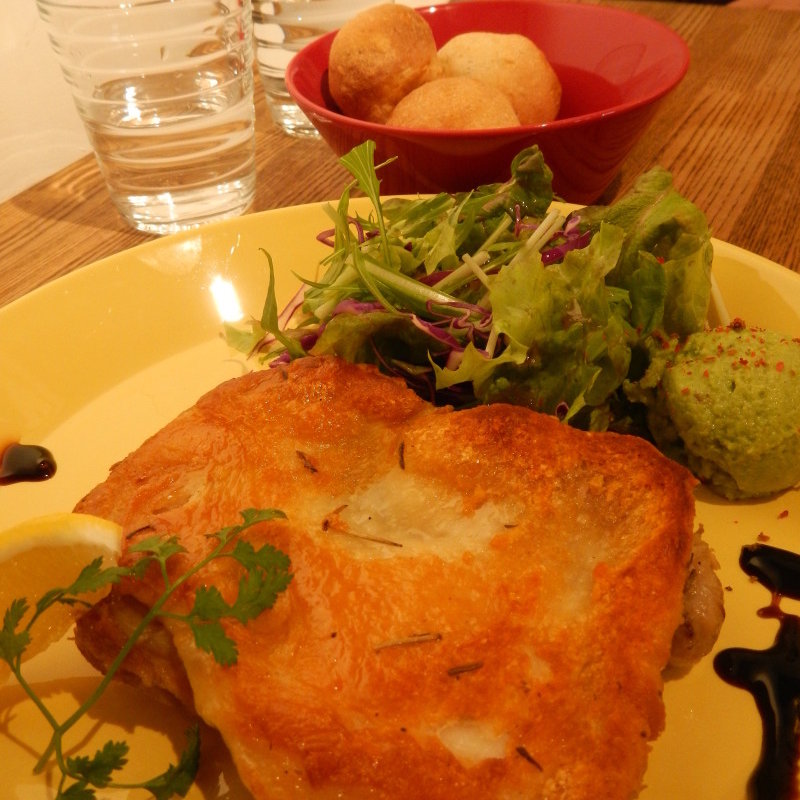 若鶏のハーブコンフィグリル ミニデリとサラダ添え(イストゥット （istut）)