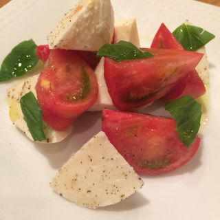 モッツァレラチーズとフルーツトマト カプリ風(ナビリオ)