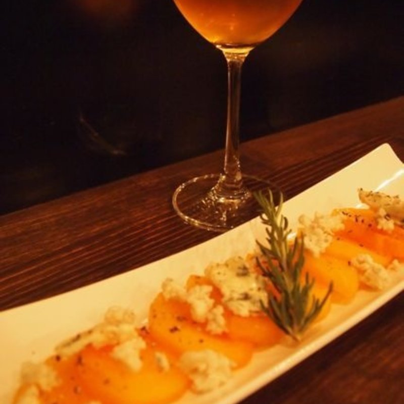 柿とゴルゴンゾーラの前菜 他(シャンパンバル ヌメロサンク)