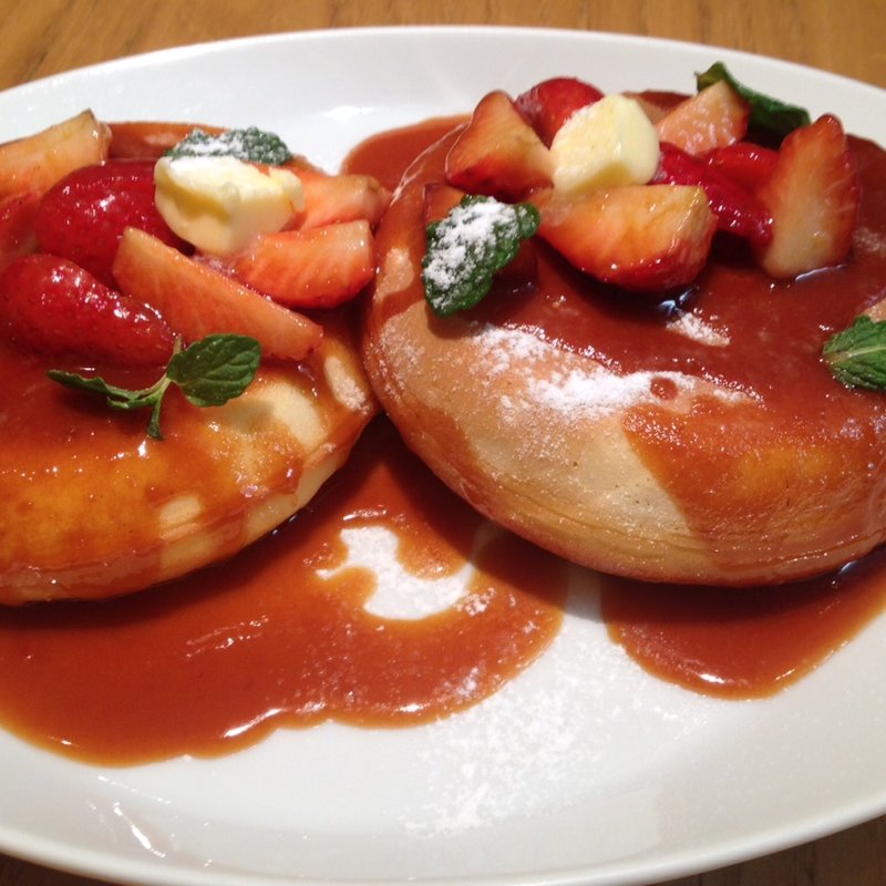 北海道産小麦を使用したストロベリーパンケーキバターとキャラメルソース(デイビッド・マイヤーズ カフェ)