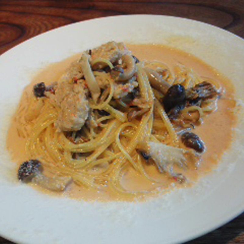 オレガノ風味の鶏クネルときのこのクリームソースパスタ(グラッパ)