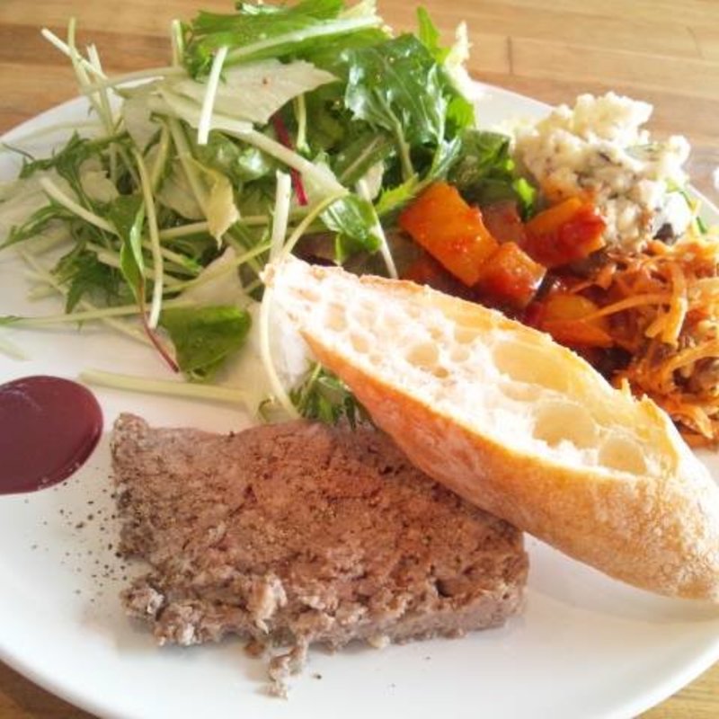 お肉のパテとたっぷりサラダランチ(F （エフ）)