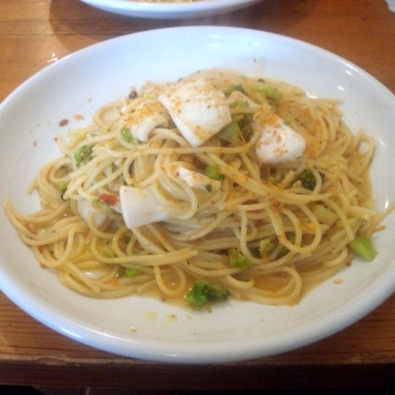 白イカとブロッコリー、セミドライトマトのアーリオ・オーリオ(オリエントスパゲティ)