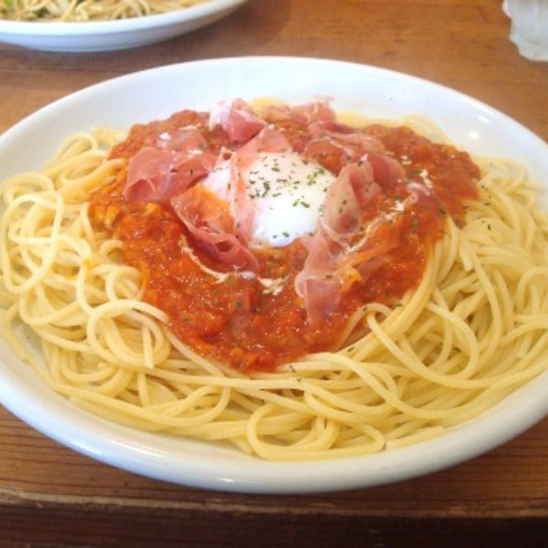 仏産生ハムと半熟卵をのせたポルチーニ入りのトマトソース(オリエントスパゲティ)