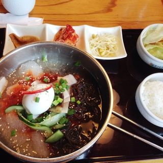 ビビン冷麺定食(サムギョプサル韓国食彩 にっこりマッコリ高田馬場)