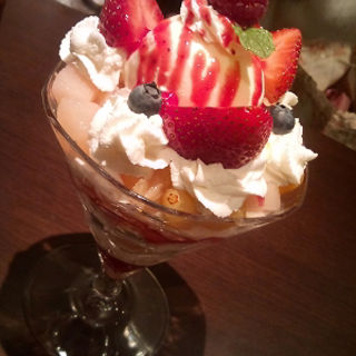 イチゴパフェ(ヨックモック 東京駅一番街店)