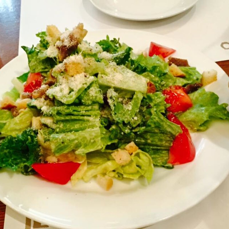 カリカリにローストした自家製パンチェッタのアクセント　イルピノーロ風シーザーサラダ(イルピノーロレヴィータ)