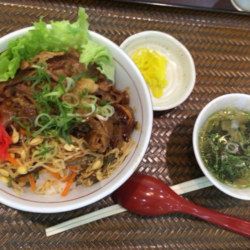 牛カルビ丼(海上明珠 楽善園 （ハイシャンミンチュウ ルウサンユェン）)