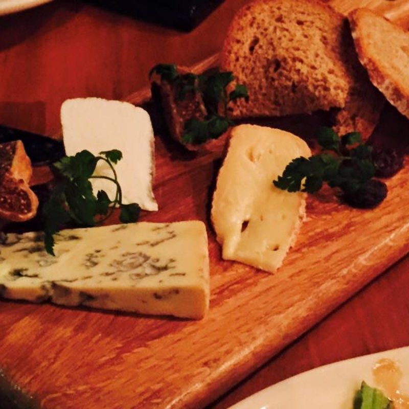 神楽坂 Alpage のチーズ盛り合わせ(ヌメロサンク ノースブランチ)