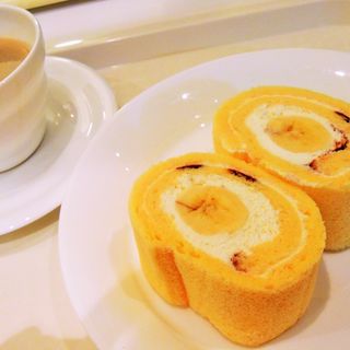 バナナのロールケーキセット　(カフェ・ディ・フェスタ （Caffe di FESTA）)