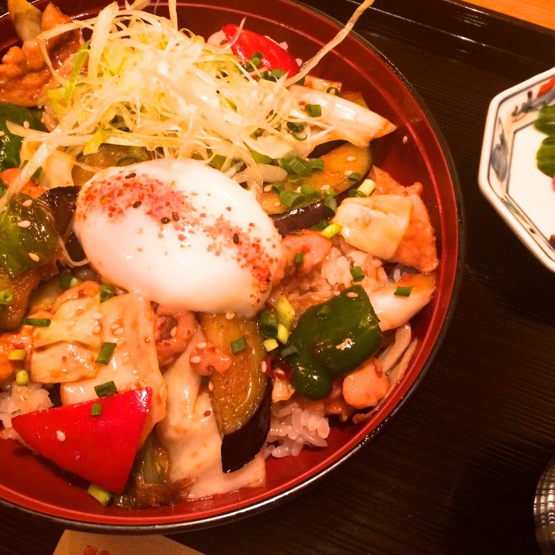 伊達鶏と茄子の味噌照り焼き丼 温泉卵添え(地鶏や 新宿パレットビル店 （じどりや）)