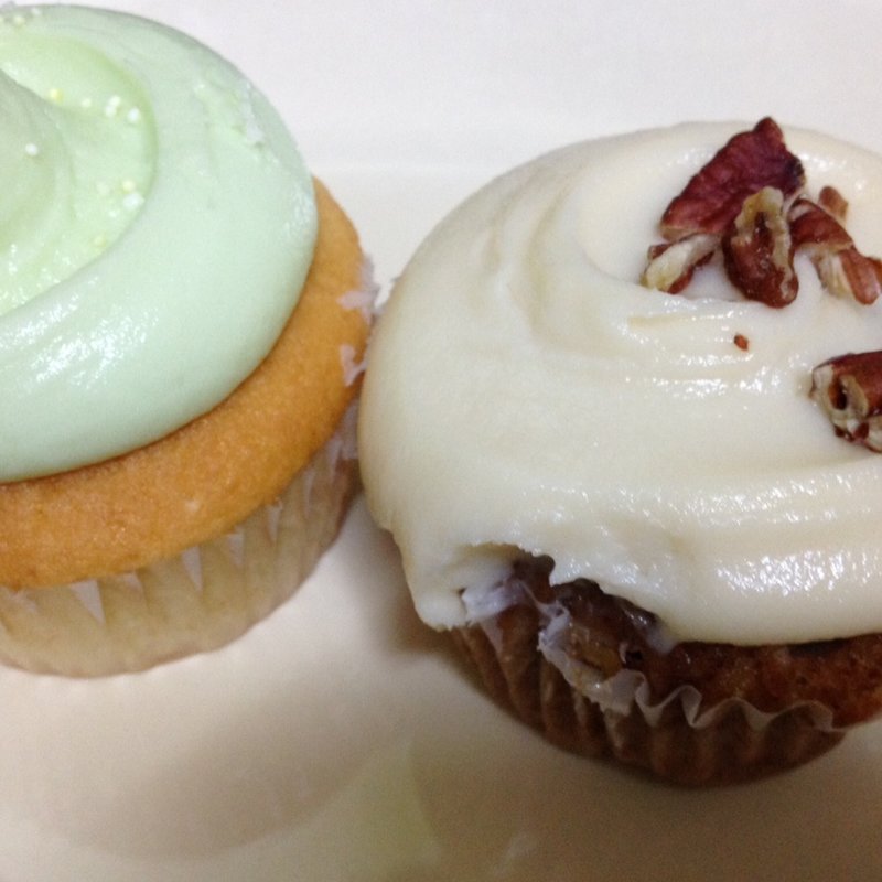 バニラカップケーキとウォルナッツカップケーキ(マグノリアベーカリー表参道)