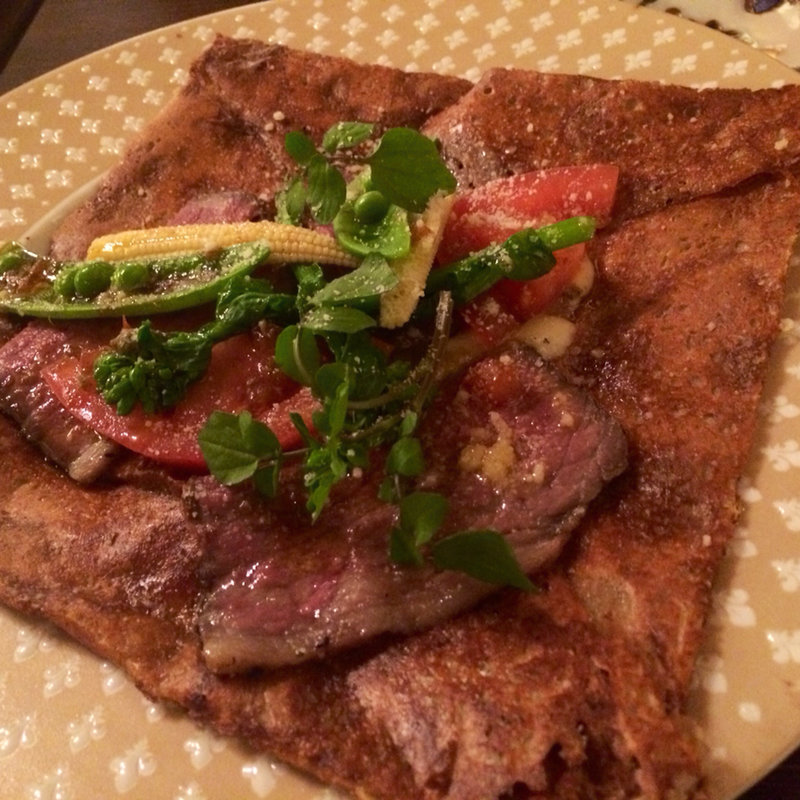 ローストビーフと季節の焼き野菜ガレット(クレープリー・スタンド・シャンデレール)