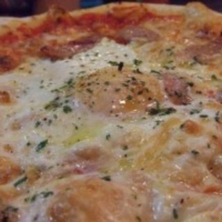 あらびきソーセージと目玉焼きのビスマルク風ピザ(サラサ３ )