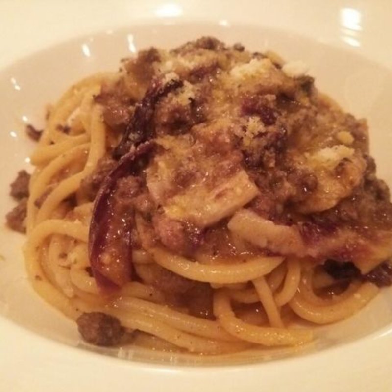 ロバとラディッキオ（トレビス）のラグーのビーゴリ(ファットリーア エッセ)