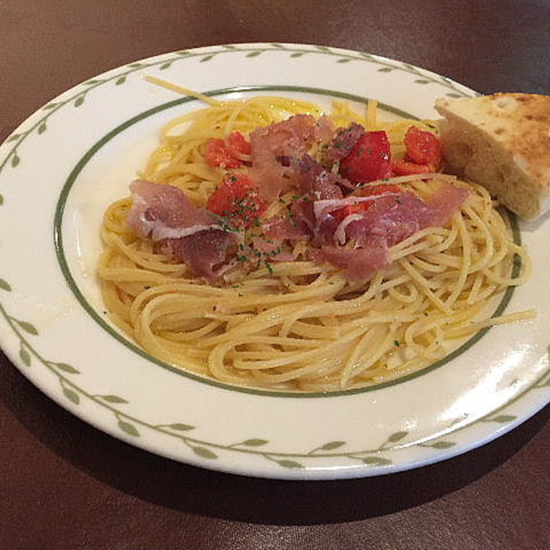 生ハムと完熟フルーツトマトのペペロンチーニ スパゲッティ(トラットリア コン アマーレ （trattoria con amare）)