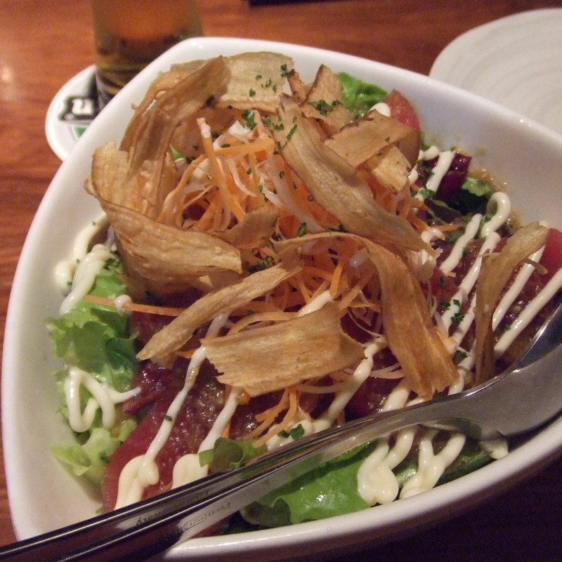 マグロカルパッチョとカリカリレンコンチップの創作サラダ(agio.iichan.chi （アージョ イイチャンチ 【旧店名】 iichan.chi）)