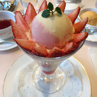 ストロベリーパフェ(銀座・和光アネックス ティーサロン)