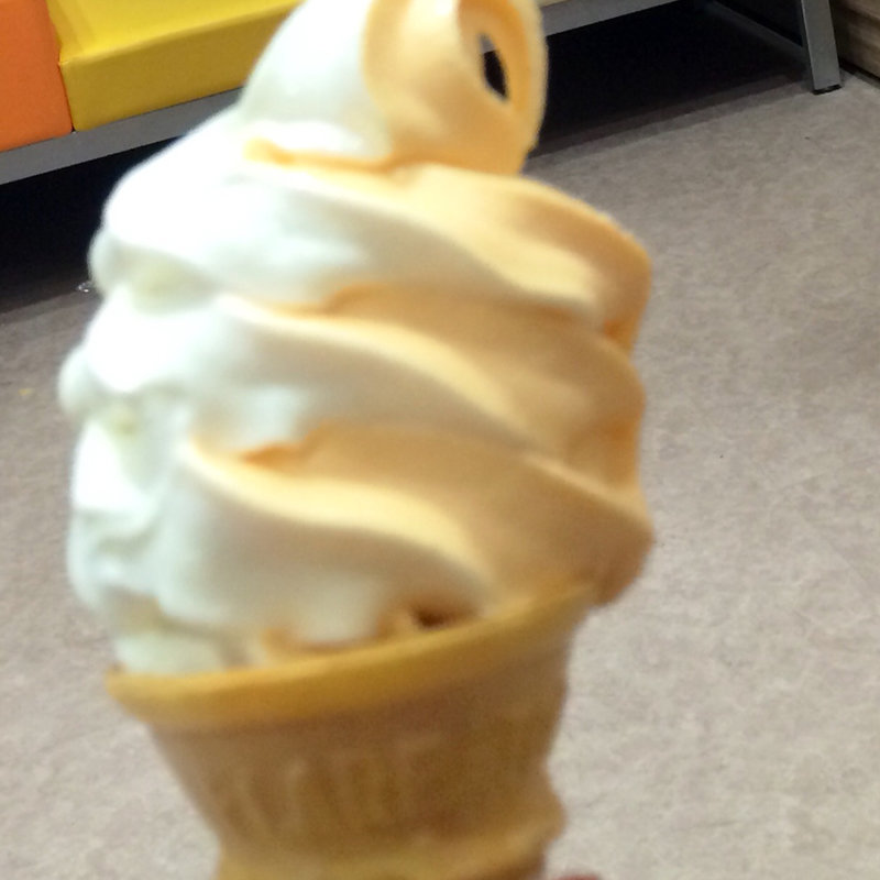 夕張メロン牛乳ソフトmix(北海道うまいもの館 イオンモール京都桂川店 )