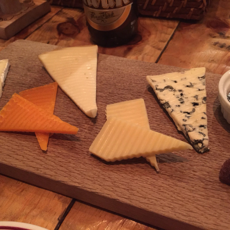 チーズの盛り合わせ(WINE & Belgian Beer Hemel ミヤマス)